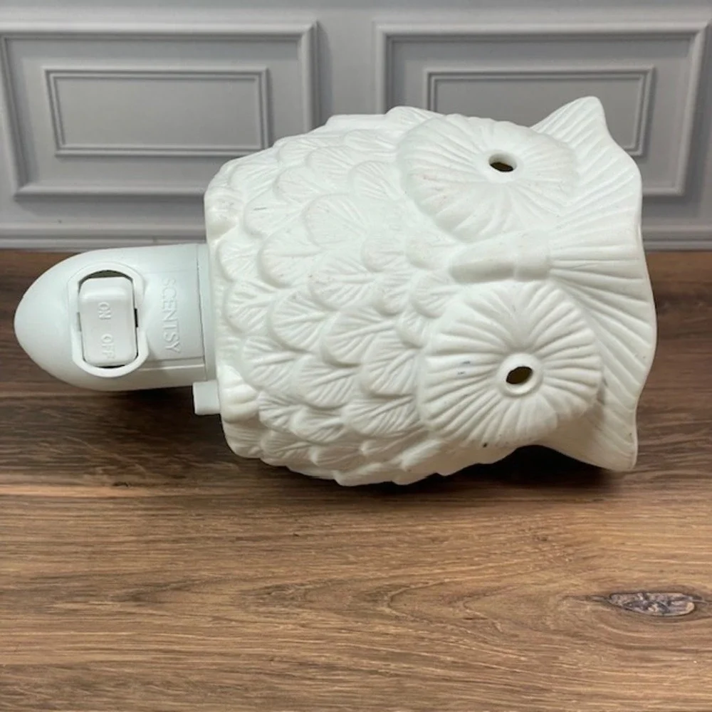 Scentsy Owl Plug In Wax Warmer White Ceramic Electric Home Fragrance Decor